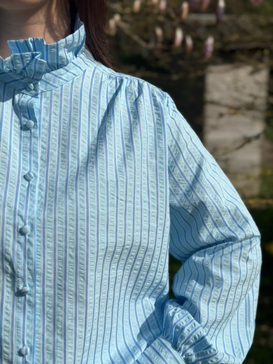 Chemise col froufrou bleu