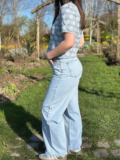 Tee-shirt bleu fleuris