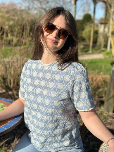 Tee-shirt bleu fleuris