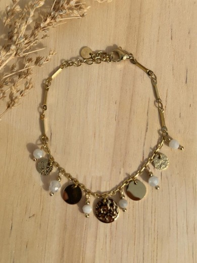 Bracelet doré avec perles