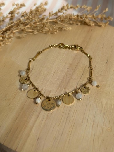 Bracelet doré avec perles