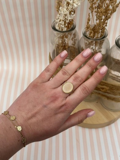 Bague avec pierre dorée