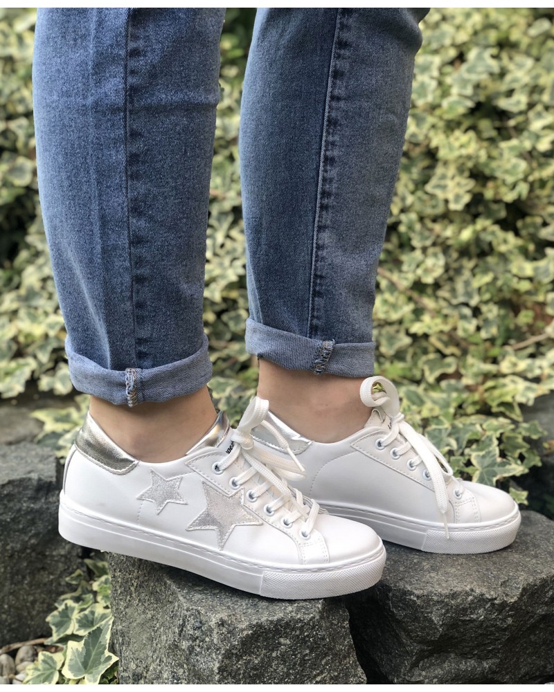 Baskets en cuir blanc avec étoiles et contrefort argentés ...